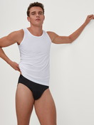 Herren-Model trägt Tank-Top aus TENCEL™ in Weiß, Einfarbig aus Serie Natural Cooling von CALIDA, Zusatzbild