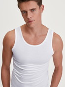 Herren-Model trägt Tank-Top aus TENCEL™ in Weiß, Einfarbig aus Serie Natural Cooling von CALIDA, Zusatzbild