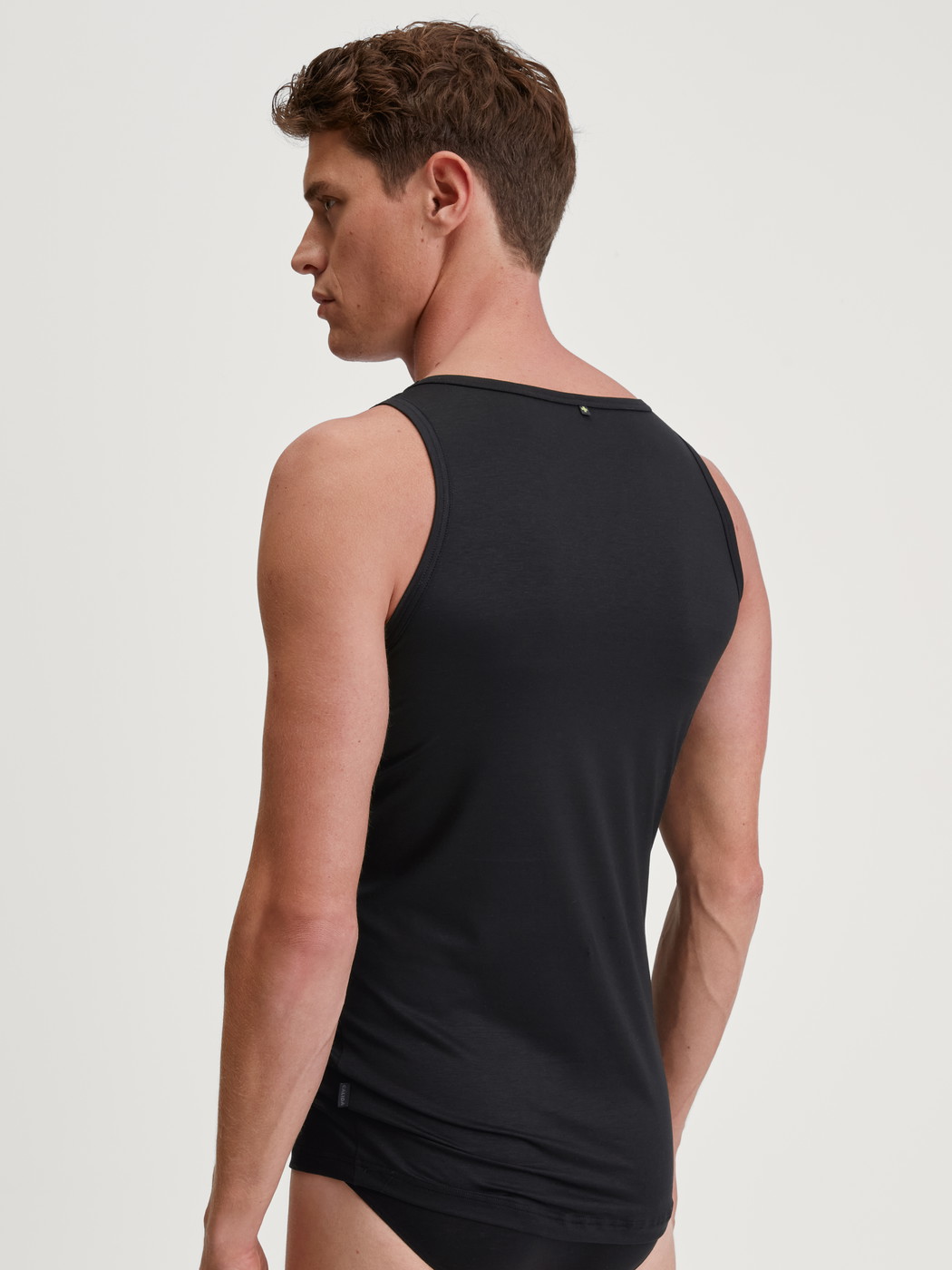 La modella / Il modello Uomo indossa Tank top in TENCEL™ di colore Nero, Tinta unita, della serie Natural Cooling di CALIDA, Vista posteriore