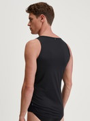 La modella / Il modello Uomo indossa Tank top in TENCEL™ di colore Nero, Tinta unita, della serie Natural Cooling di CALIDA, Vista posteriore