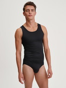 La modella / Il modello Uomo indossa Tank top in TENCEL™ di colore Nero, Tinta unita, della serie Natural Cooling di CALIDA, Abbigliamento