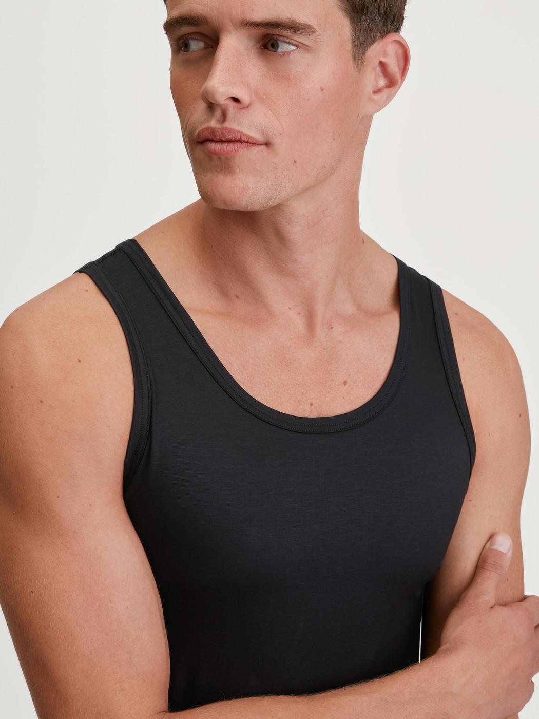 La modella / Il modello Uomo indossa Tank top in TENCEL™ di colore Nero, Tinta unita, della serie Natural Cooling di CALIDA, Dettaglio