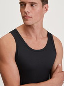 La modella / Il modello Uomo indossa Tank top in TENCEL™ di colore Nero, Tinta unita, della serie Natural Cooling di CALIDA, Dettaglio
