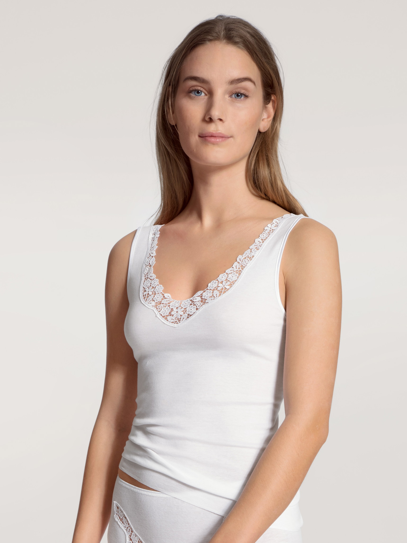 La modella / Il modello Donna indossa Tank top in 100% cotone di colore Bianco, Tinta unita, della serie Feminin Sense di CALIDA, Vista frontale