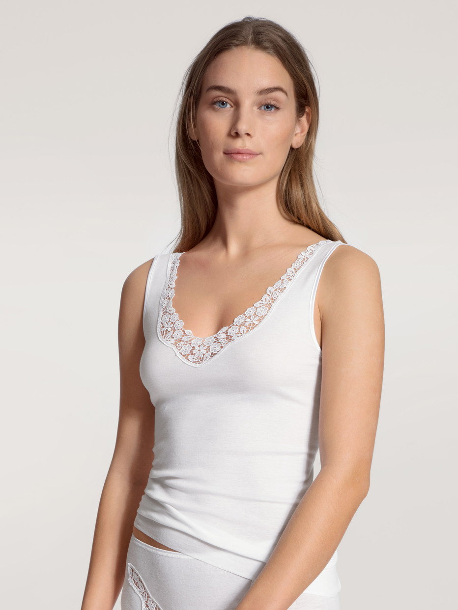 Damen-Model trägt Tank-Top, V-Neck aus 100% Baumwolle in Weiß, Einfarbig aus Serie Feminin Sense von CALIDA, Vorderansicht