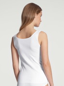 Le mannequin Femme porte le/la Débardeur en 100% coton de couleur Blanc, Unicolore, de la série Feminin Sense de CALIDA, Vue arrière