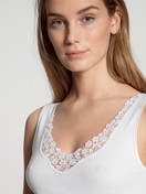 Femme - Débardeur en 100% coton de couleur Blanc, Unicolore, de la série Feminin Sense de CALIDA, Détail