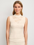 Damen-Model trägt Tank-Top mit Rollkragen aus Wolle-Seide aus Wolle in Beige, Spitze aus Serie Silky Wool Glam von CALIDA, Vorderansicht