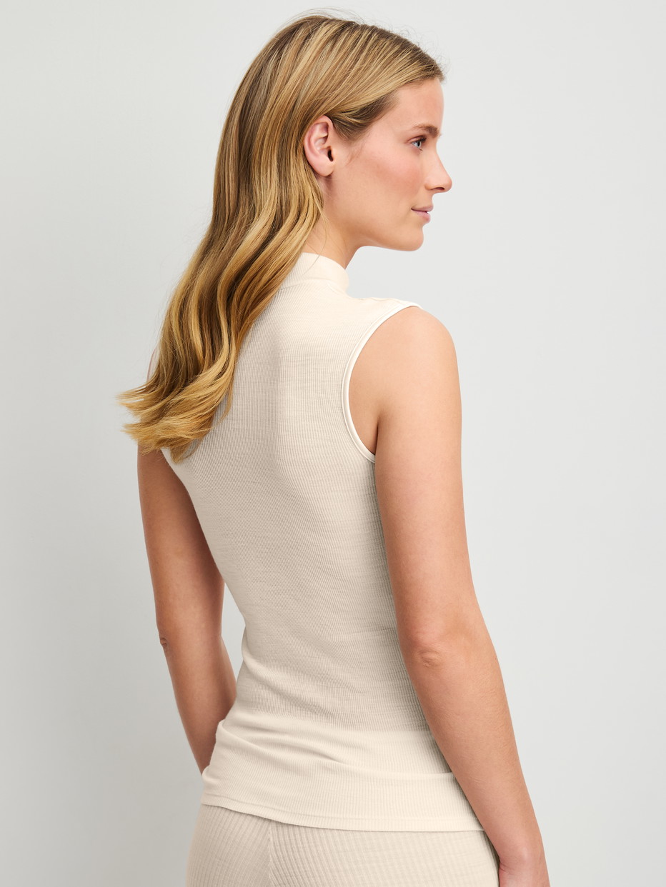 Le mannequin Femme porte le/la  en Laine de couleur Beige, Dentelle, de la série Silky Wool Glam de CALIDA, Vue arrière