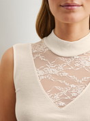 Damen-Model trägt Tank-Top mit Rollkragen aus Wolle-Seide aus Wolle in Beige, Spitze aus Serie Silky Wool Glam von CALIDA, Detail