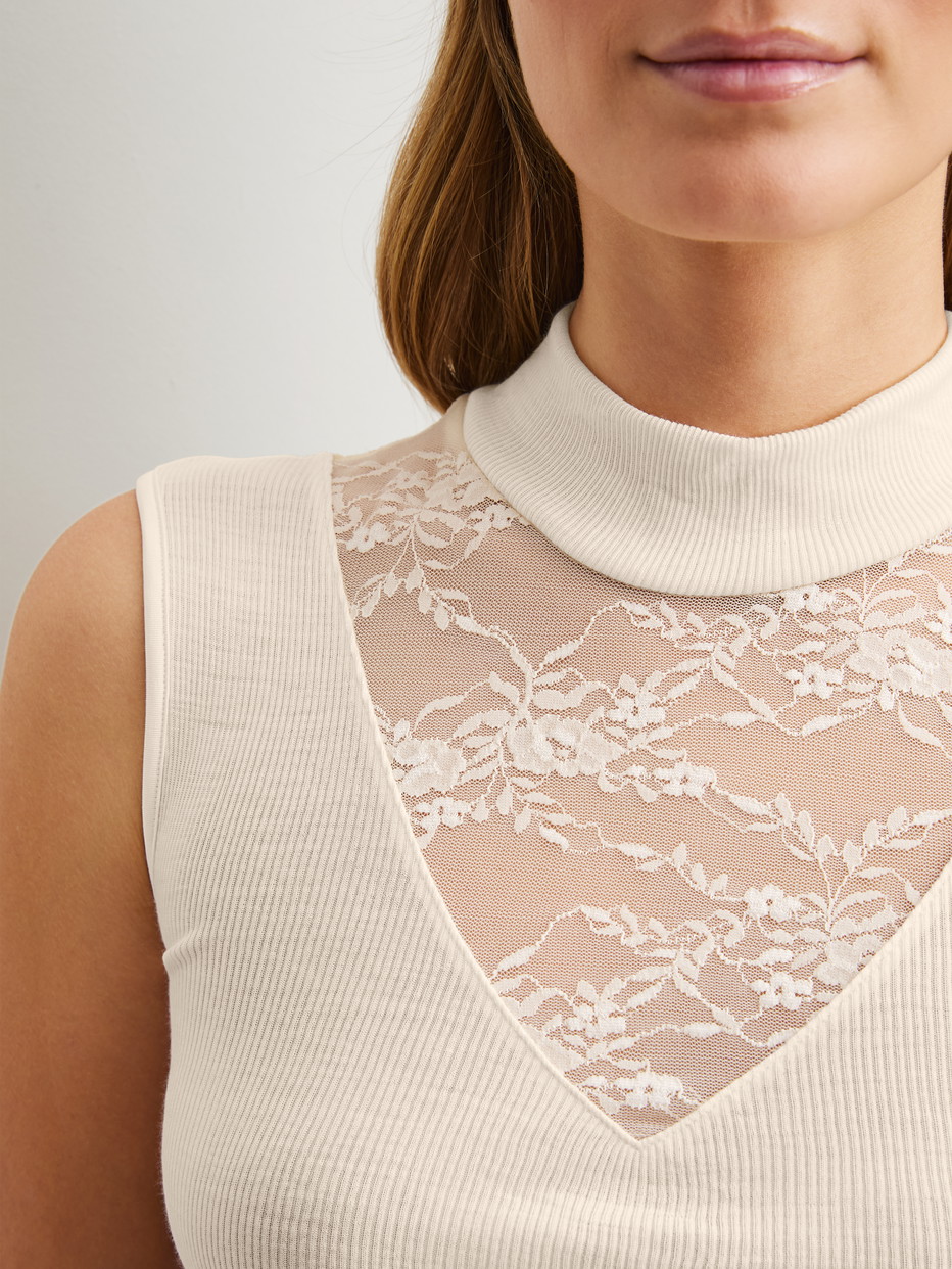 Le mannequin Femme porte le/la  en Laine de couleur Beige, Dentelle, de la série Silky Wool Glam de CALIDA, Détail