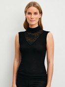 Damen-Model trägt Tank-Top mit Rollkragen aus Wolle-Seide aus Wolle in Schwarz, Spitze aus Serie Silky Wool Glam von CALIDA, Vorderansicht