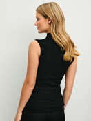 Damen-Model trägt Tank-Top mit Rollkragen aus Wolle-Seide aus Wolle in Schwarz, Spitze aus Serie Silky Wool Glam von CALIDA, Rückansicht