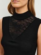 Damen-Model trägt Tank-Top mit Rollkragen aus Wolle-Seide aus Wolle in Schwarz, Spitze aus Serie Silky Wool Glam von CALIDA, Detail
