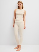 La modella / Il modello Donna indossa Canottiera in lana-seta in Lana di colore Beige, Tinta unita, della serie Silky Wool Soft di CALIDA, Abbigliamento