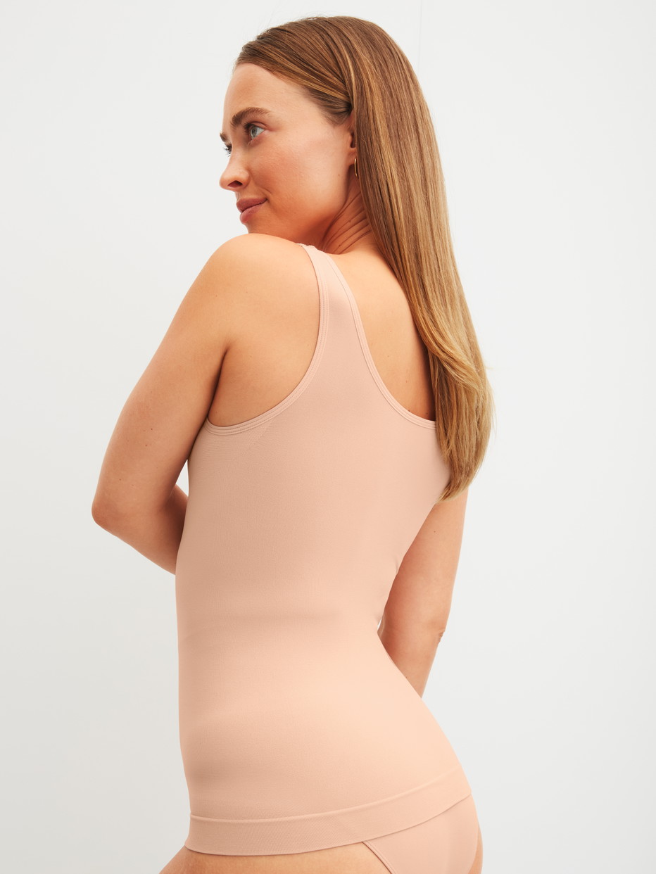 Le mannequin Femme porte le/la Débardeur gainant en Polyamide de couleur Rose, Unicolore, de la série Seamless Shape de CALIDA, Vue arrière