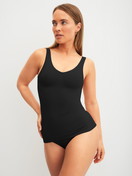 Le mannequin Femme porte le/la Débardeur gainant en Polyamide de couleur Noir, Unicolore, de la série Seamless Shape de CALIDA, Tenue