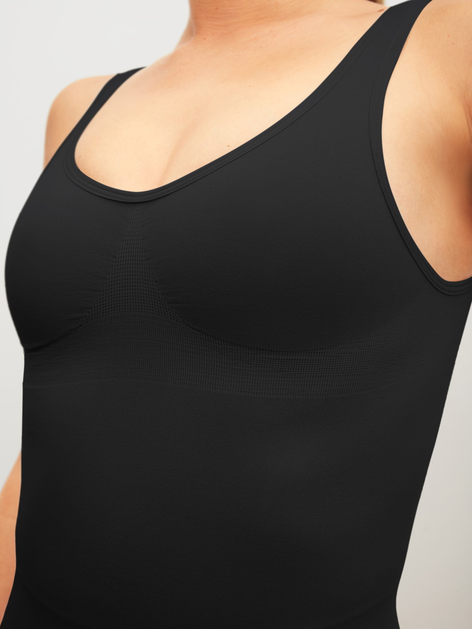 Le mannequin Femme porte le/la Débardeur gainant en Polyamide de couleur Noir, Unicolore, de la série Seamless Shape de CALIDA, Détail