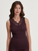 Damen-Model trägt Tank-Top aus Wolle-Seide aus Wolle in Rot, Spitze aus Serie Silky Wool Joy von CALIDA, Vorderansicht