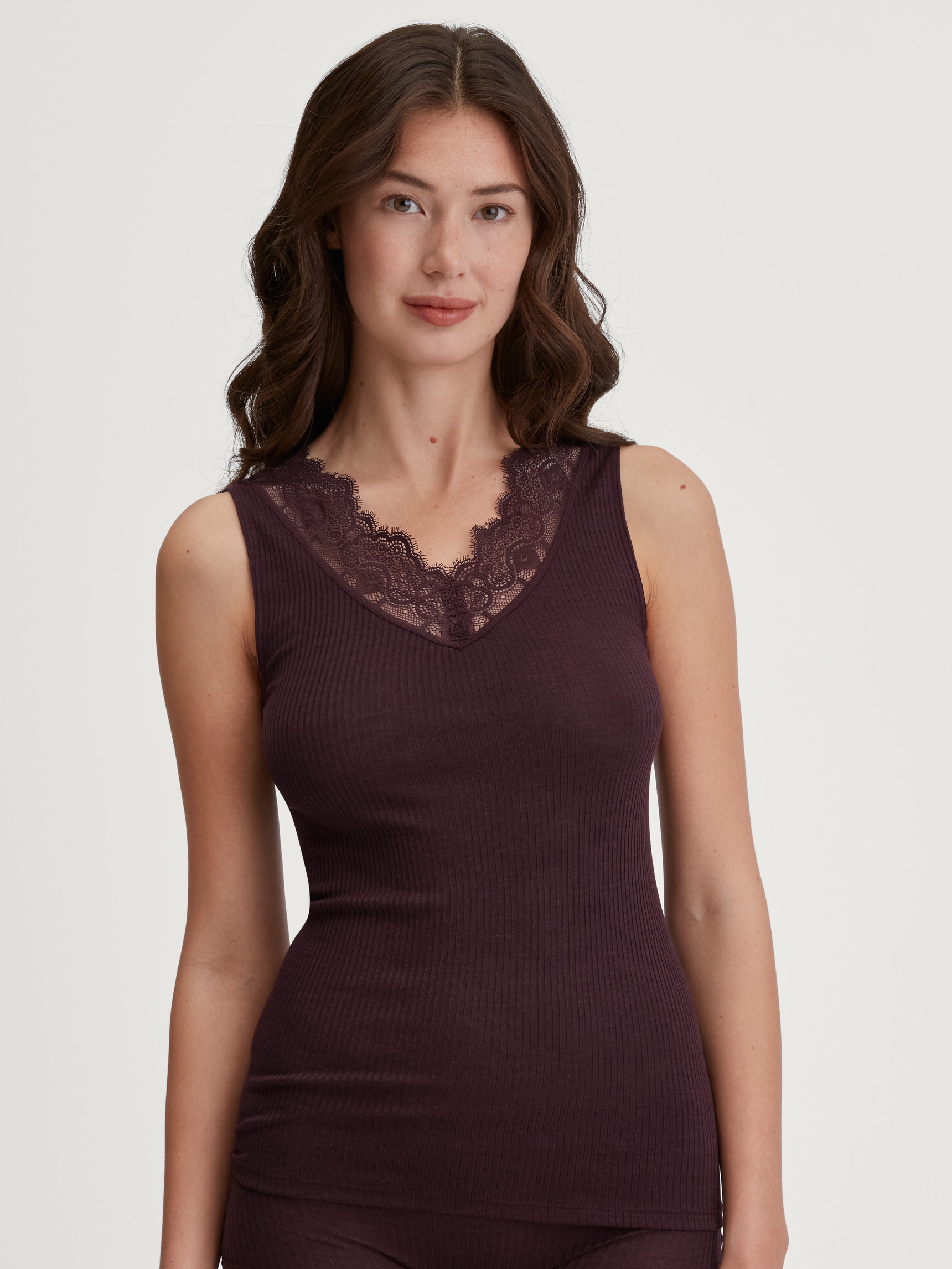La modella / Il modello Donna indossa Tank top in lana e seta in Lana di colore Rosso, Pizzo, della serie Silky Wool Joy di CALIDA, Vista frontale