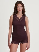 Damen-Model trägt Tank-Top aus Wolle-Seide aus Wolle in Rot, Spitze aus Serie Silky Wool Joy von CALIDA, Outfit