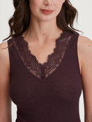 Damen-Model trägt Tank-Top aus Wolle-Seide aus Wolle in Rot, Spitze aus Serie Silky Wool Joy von CALIDA, Detail