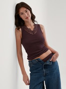 Damen-Model trägt Tank-Top aus Wolle-Seide aus Wolle in Rot, Spitze aus Serie Silky Wool Joy von CALIDA, Zusatzbild