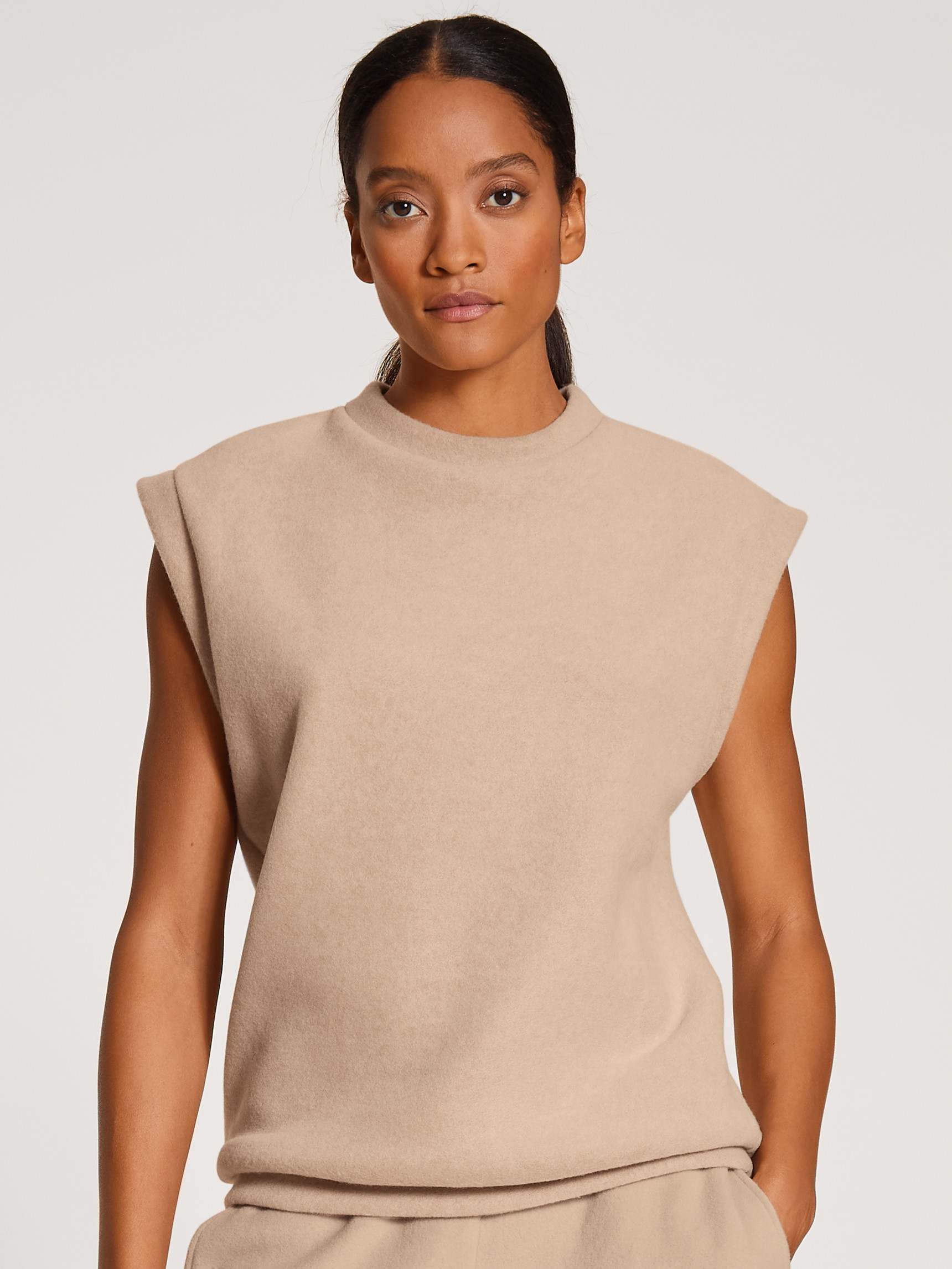 Le mannequin Femme porte le/la Sweatshirt en Viscose de couleur Beige, Unicolore, de la série Loungewear Xtra de CALIDA, Vue de face