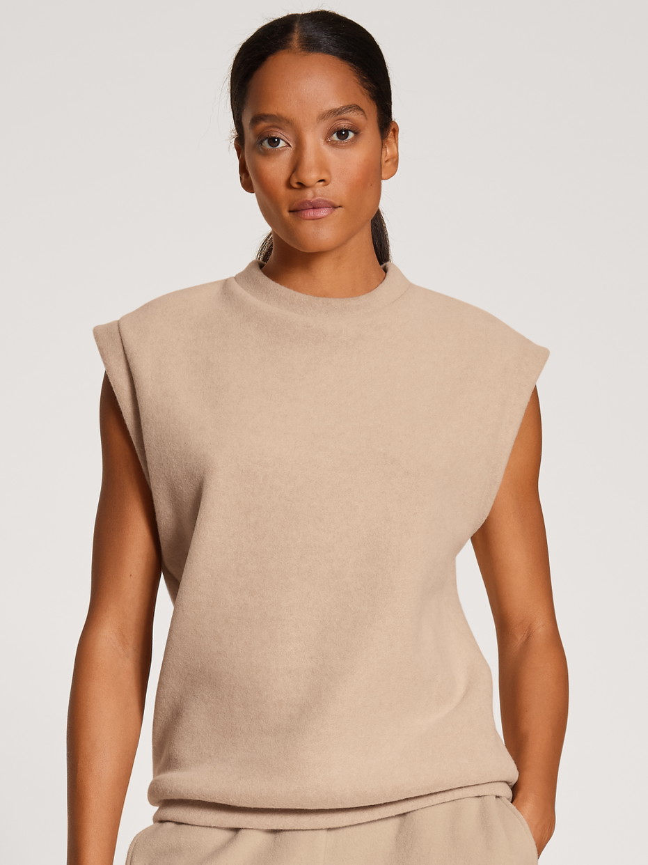 Damen-Model trägt Sweatshirt aus Viskose in Beige, Einfarbig aus Serie Loungewear Xtra von CALIDA, Vorderansicht