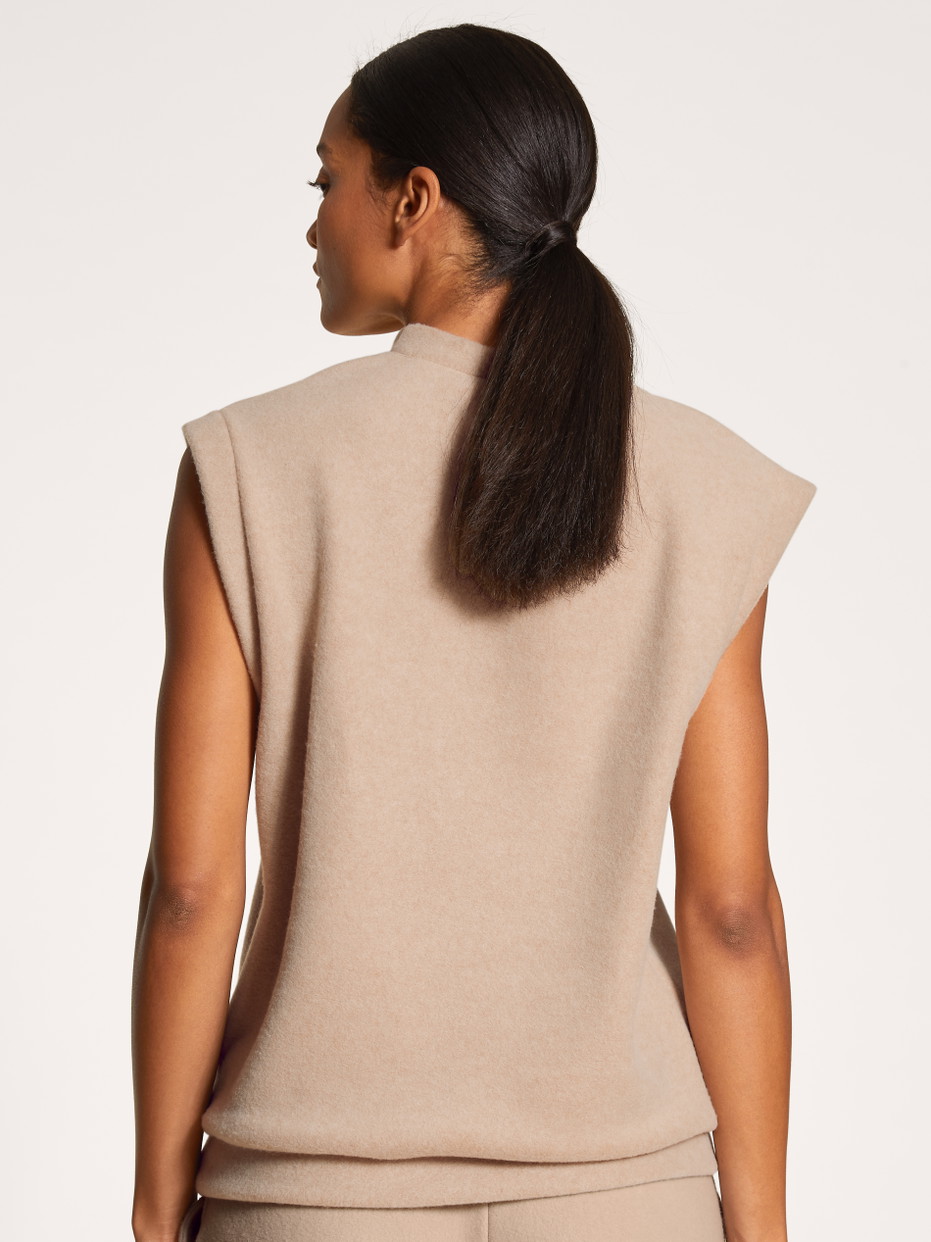 Damen-Model trägt Sweatshirt aus Viskose in Beige, Einfarbig aus Serie Loungewear Xtra von CALIDA, Rückansicht