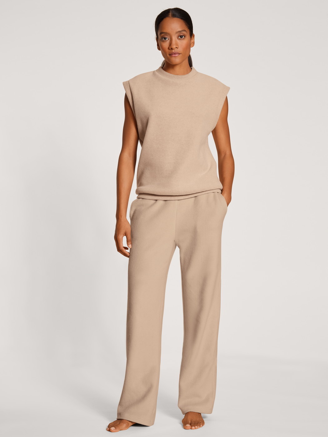 Le mannequin Femme porte le/la Sweatshirt en Viscose de couleur Beige, Unicolore, de la série Loungewear Xtra de CALIDA, Tenue