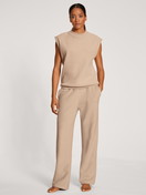 Le mannequin Femme porte le/la Sweatshirt en Viscose de couleur Beige, Unicolore, de la série Loungewear Xtra de CALIDA, Tenue