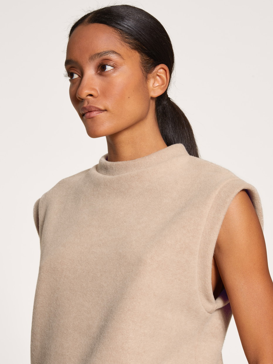 Damen-Model trägt Sweatshirt aus Viskose in Beige, Einfarbig aus Serie Loungewear Xtra von CALIDA, Detail