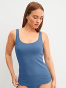 La modella / Il modello Donna indossa Canottiera, set da 2 in Cotone di colore Blu, Tinta unita, della serie Benefit Women Spec. di CALIDA, Vista frontale