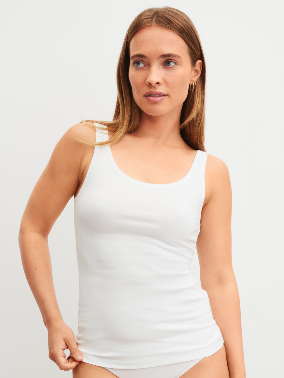 La modella / Il modello Donna indossa Canottiera, set da 2 in Cotone di colore Blu, Tinta unita, della serie Benefit Women Spec. di CALIDA, Immagine aggiuntiva