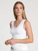 Damen-Model trägt Tank-Top aus Baumwolle in Weiß, Spitze aus Serie Natural Comfort Lace von CALIDA, Vorderansicht