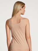 Le mannequin Femme porte le/la Débardeur en Coton de couleur Beige, Dentelle, de la série Natural Comfort Lace de CALIDA, Vue arrière