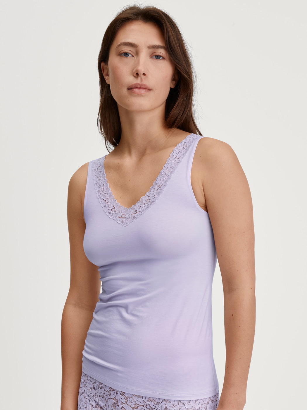 Damen-Model trägt Tank-Top aus Baumwolle in Violett, Spitze aus Serie Natural Comfort Lace von CALIDA, Vorderansicht