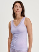 Damen-Model trägt Tank-Top aus Baumwolle in Violett, Spitze aus Serie Natural Comfort Lace von CALIDA, Vorderansicht