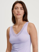 Damen-Model trägt Tank-Top aus Baumwolle in Violett, Spitze aus Serie Natural Comfort Lace von CALIDA, Vorderansicht