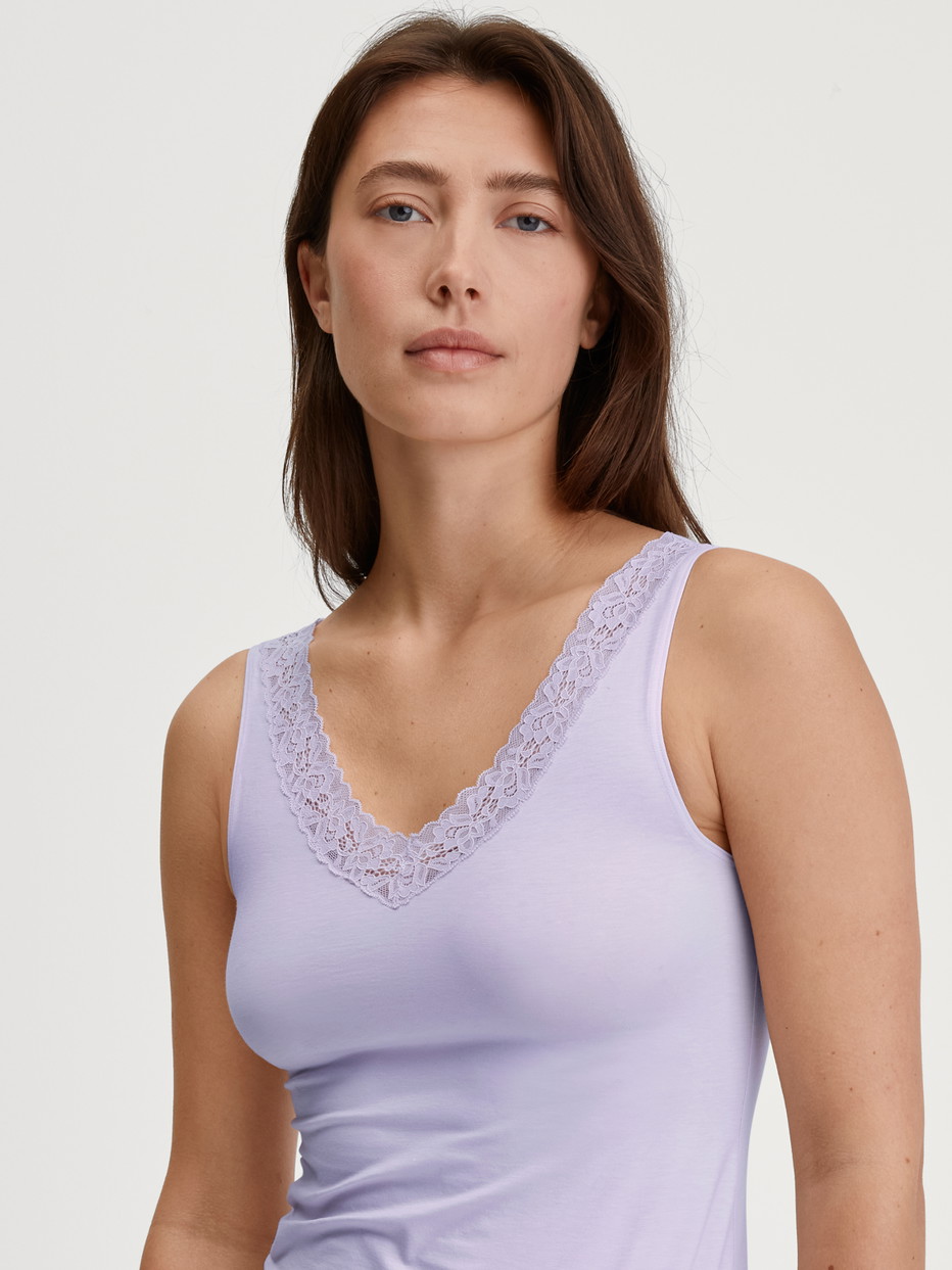 Damen-Model trägt Tank-Top aus Baumwolle in Violett, Spitze aus Serie Natural Comfort Lace von CALIDA, Vorderansicht