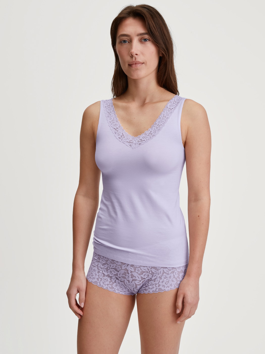 Damen-Model trägt Tank-Top aus Baumwolle in Violett, Spitze aus Serie Natural Comfort Lace von CALIDA, Outfit