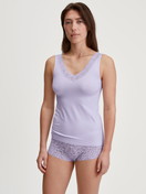 Damen-Model trägt Tank-Top aus Baumwolle in Violett, Spitze aus Serie Natural Comfort Lace von CALIDA, Outfit