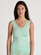 Le mannequin Femme porte le/la Débardeur en Coton de couleur Turquoise, Dentelle, de la série Natural Comfort Lace de CALIDA, Vue de face
