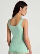 Le mannequin Femme porte le/la Débardeur en Coton de couleur Turquoise, Dentelle, de la série Natural Comfort Lace de CALIDA, Vue arrière