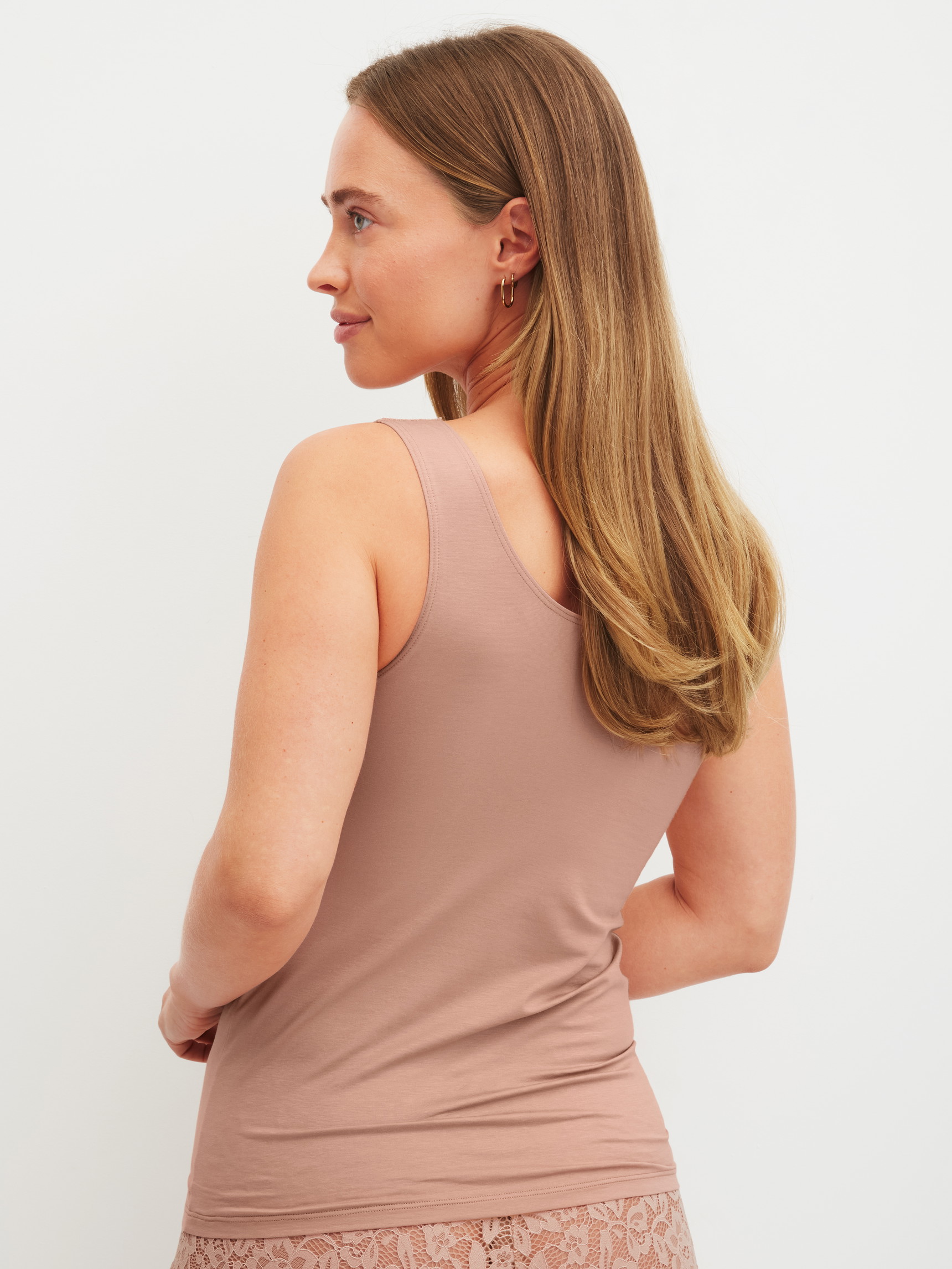 Le mannequin Femme porte le/la Débardeur en Coton de couleur Marron, Dentelle, de la série Natural Comfort Lace de CALIDA, Vue arrière