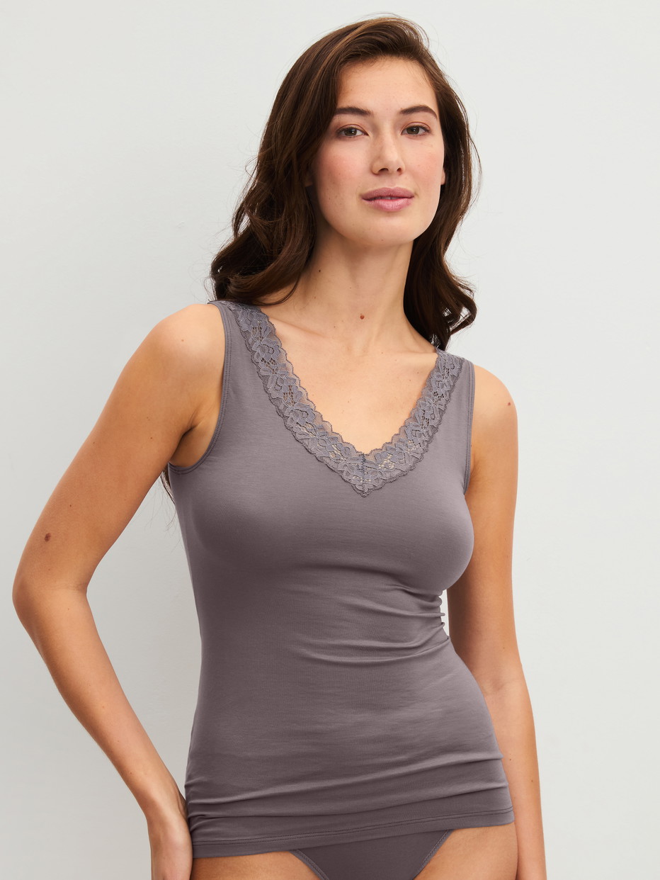 Damen-Model trägt Tank-Top aus Polyamid in Braun, Spitze aus Serie Natural Comfort Lace von CALIDA, Vorderansicht