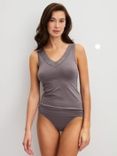 Damen-Model trägt Tank-Top aus Polyamid in Braun, Spitze aus Serie Natural Comfort Lace von CALIDA, Outfit