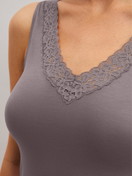 Damen-Model trägt Tank-Top aus Polyamid in Braun, Spitze aus Serie Natural Comfort Lace von CALIDA, Detail