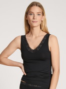 Damen-Model trägt Tank-Top aus Baumwolle in Schwarz, Spitze aus Serie Natural Comfort Lace von CALIDA, Vorderansicht